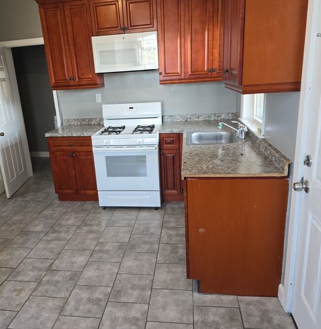 1177 North Ave, Unit 3rd Floor in Bridgeport, CT - Building Photo - Building Photo