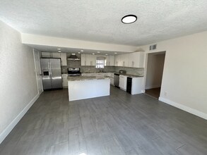 18812 Carr Dr in Lutz, FL - Building Photo - Building Photo