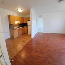 3615 Thomas Ave in Miami, FL - Foto de edificio - Building Photo