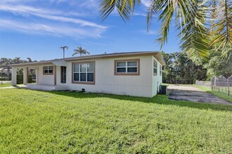 30 NE 139th St in North Miami, FL - Foto de edificio - Building Photo