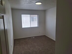 1376 N 260 W in Logan, UT - Foto de edificio - Building Photo