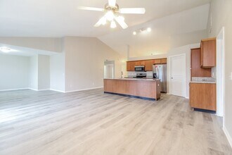 200 Crescent Creek Ct in Greenville, SC - Foto de edificio - Building Photo