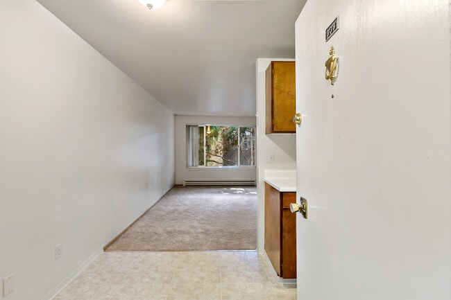 5515 15th Ave NE, Unit 304 in Seattle, WA - Building Photo - Building Photo