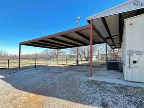 8012 W Hwy St in Iowa Park, TX - Building Photo - Building Photo