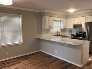 901 N Greensboro St, Unit Apt E in Carrboro, NC - Building Photo - Building Photo