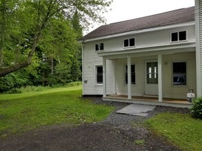 56 Shelterwood Rd, Unit E in East Greenbush, NY - Foto de edificio - Building Photo