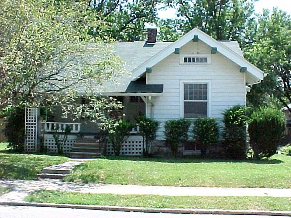 600 E University St in Bloomington, IN - Foto de edificio