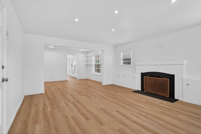 242 Claremont Ave in Long Beach, CA - Building Photo - Building Photo