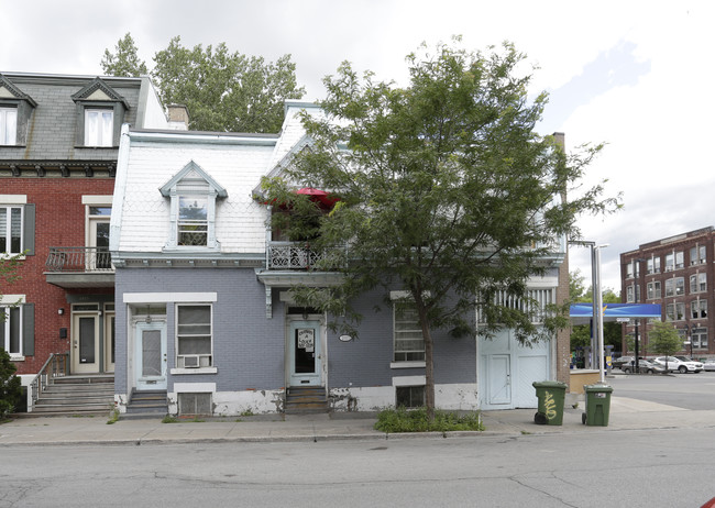 Saint-André Duplex in Montréal, QC - Building Photo - Building Photo