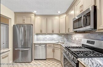 71 Crabapple Ln in Franklin Township, NJ - Building Photo - Building Photo