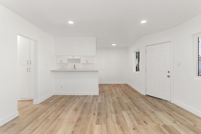 927 Daisy Ave, Unit 07 in Long Beach, CA - Building Photo - Building Photo