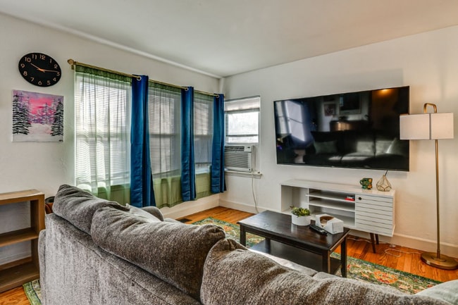 1397 Dallas St in Aurora, CO - Foto de edificio - Building Photo