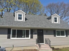 44 Pine Tree Dr in Shirley, NY - Building Photo