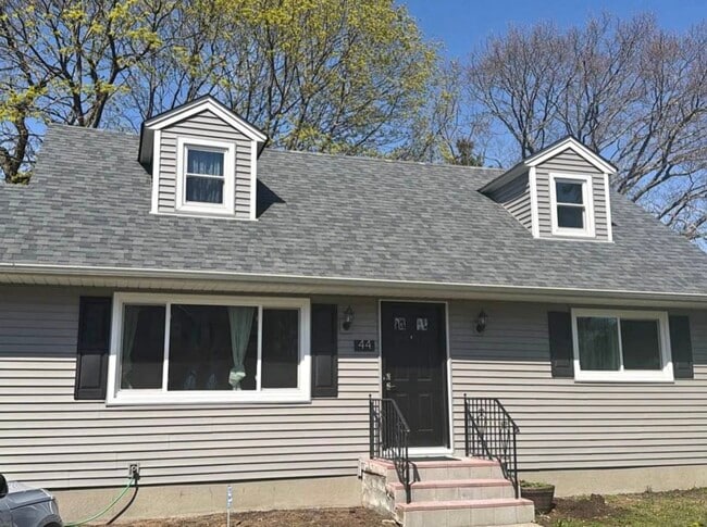 44 Pine Tree Dr