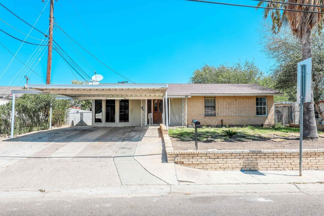 806 Bustamante St in Laredo, TX - Building Photo