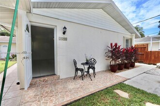 2490 NE 184th St in North Miami Beach, FL - Building Photo - Building Photo