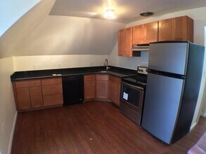 5647 Hampton St, Unit 3 in Pittsburgh, PA - Foto de edificio - Building Photo