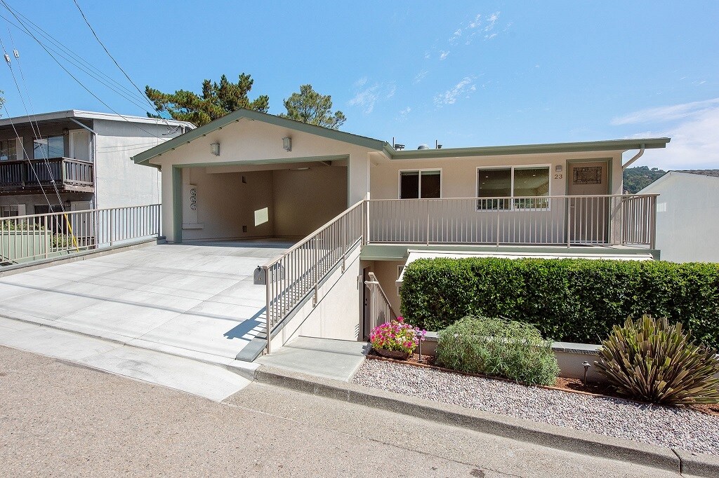 25 Bayo Vista Way in San Rafael, CA - Building Photo
