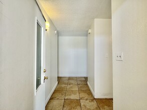 4422 E Newton Dr in Las Vegas, NV - Building Photo - Building Photo