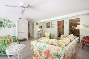 361 1st Ave N in Naples, FL - Building Photo