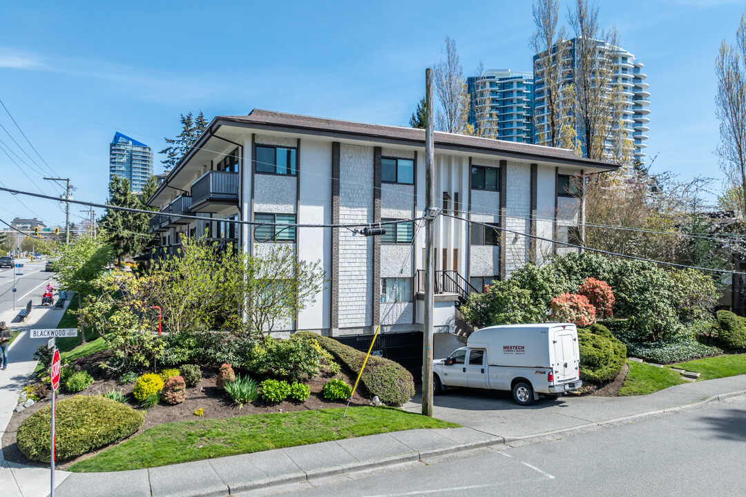 North Bluff Village in White Rock, BC - Building Photo