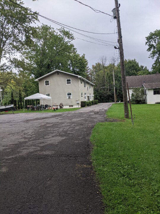 1125 Vine St in Liverpool, NY - Building Photo