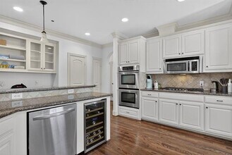 5801 Hillcrest Ave in Dallas, TX - Foto de edificio - Building Photo