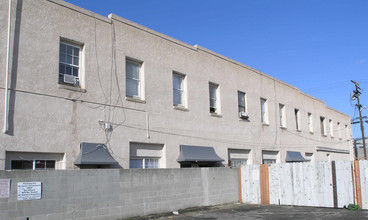 Modesto Manor Apartments in Modesto, CA - Building Photo - Building Photo