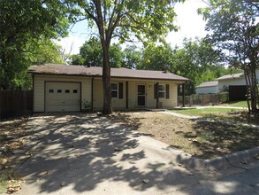 1121 Peak St in Denton, TX - Building Photo - Building Photo