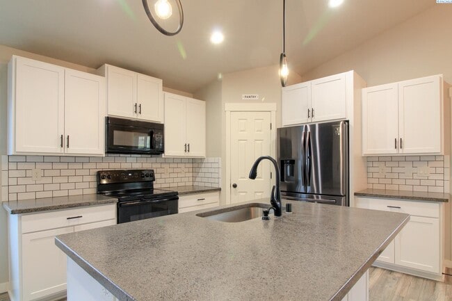 401 West Trinity Pr NW in Benton City, WA - Building Photo - Building Photo