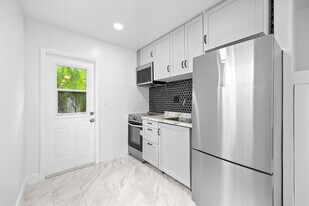 411 SE 3rd Ave in Hallandale Beach, FL - Building Photo