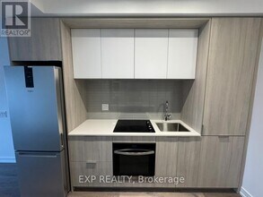 395 Square One Dr in Mississauga, ON - Building Photo - Building Photo