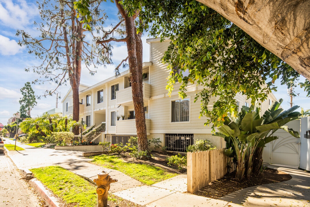 1535 Granville Ave in Los Angeles, CA - Foto de edificio