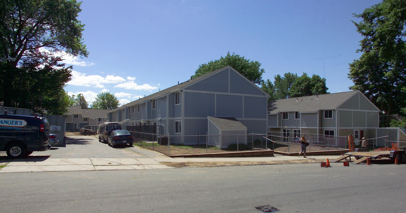 Liberty Hill Town Houses in Springfield, MA - Building Photo