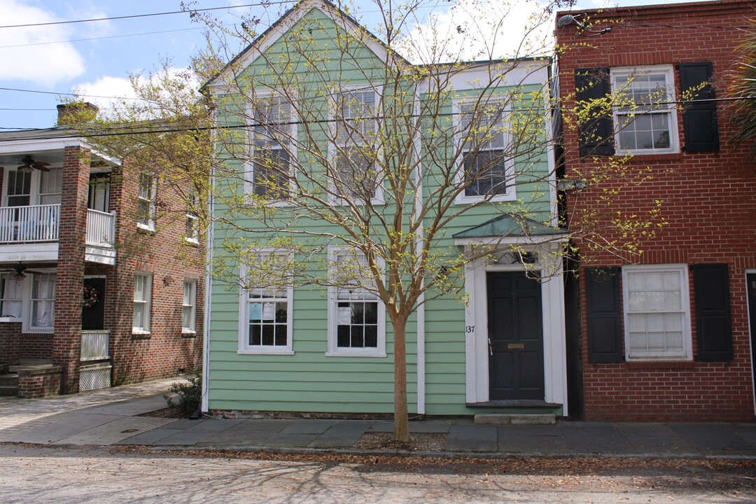 137 Wentworth St in Charleston, SC - Building Photo