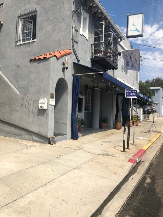 145 W Channel Rd in Santa Monica, CA - Building Photo