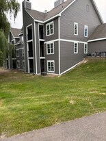 6048 Chasewood Pkwy, Unit 101 in Hopkins, MN - Building Photo