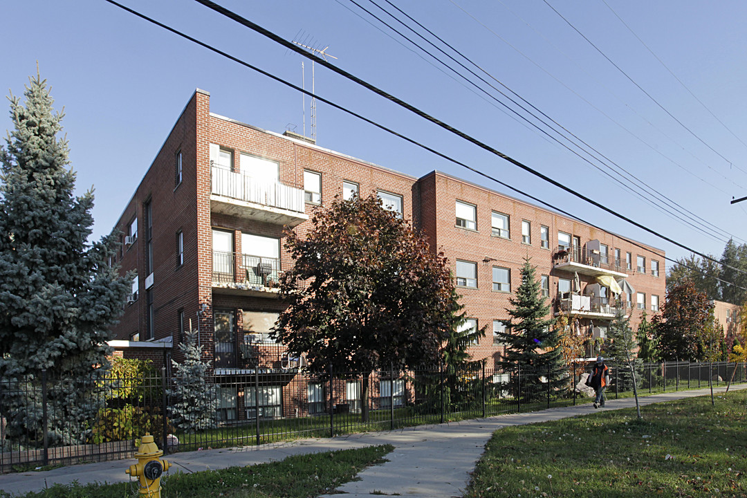 1 Hill Heights Rd in Toronto, ON - Building Photo