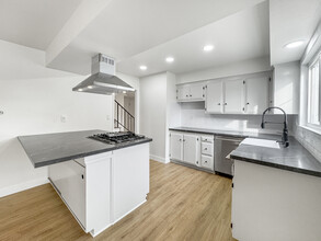 432 E 212th St in Carson, CA - Building Photo - Building Photo