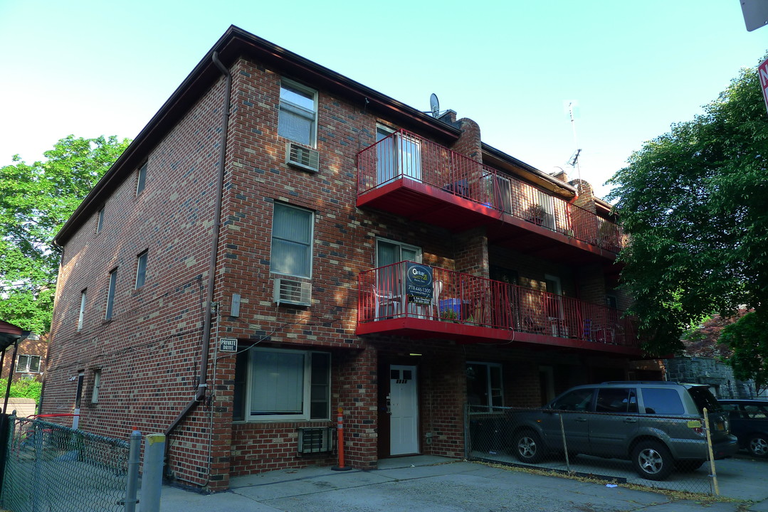 85-24 Lefferts Blvd in Jamaica, NY - Building Photo