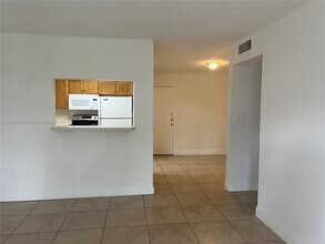 6950 W 6th Ave in Hialeah, FL - Building Photo - Building Photo