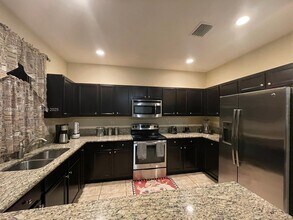 8878 W 33rd Ave in Hialeah, FL - Building Photo - Building Photo