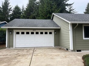 810 SW Skyline Terrace in Waldport, OR - Building Photo - Building Photo