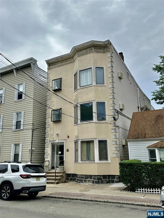 property at 71 Edgewater Pl