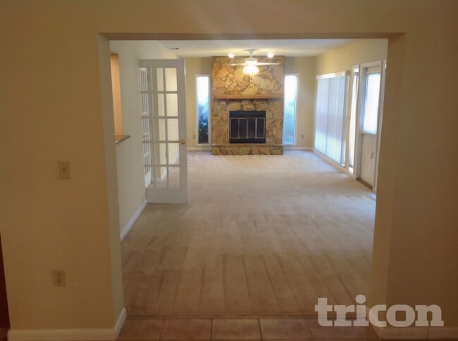 2290 Colonial Dr in Dunedin, FL - Foto de edificio - Building Photo