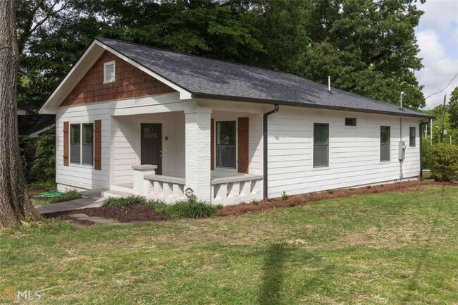 2271 Newnan St in Atlanta, GA - Foto de edificio - Building Photo