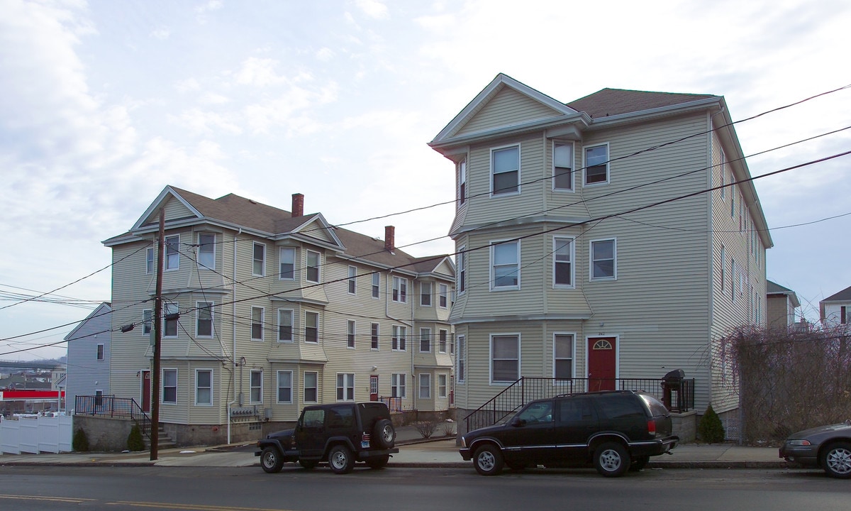 228-248 Broadway St in Fall River, MA - Foto de edificio