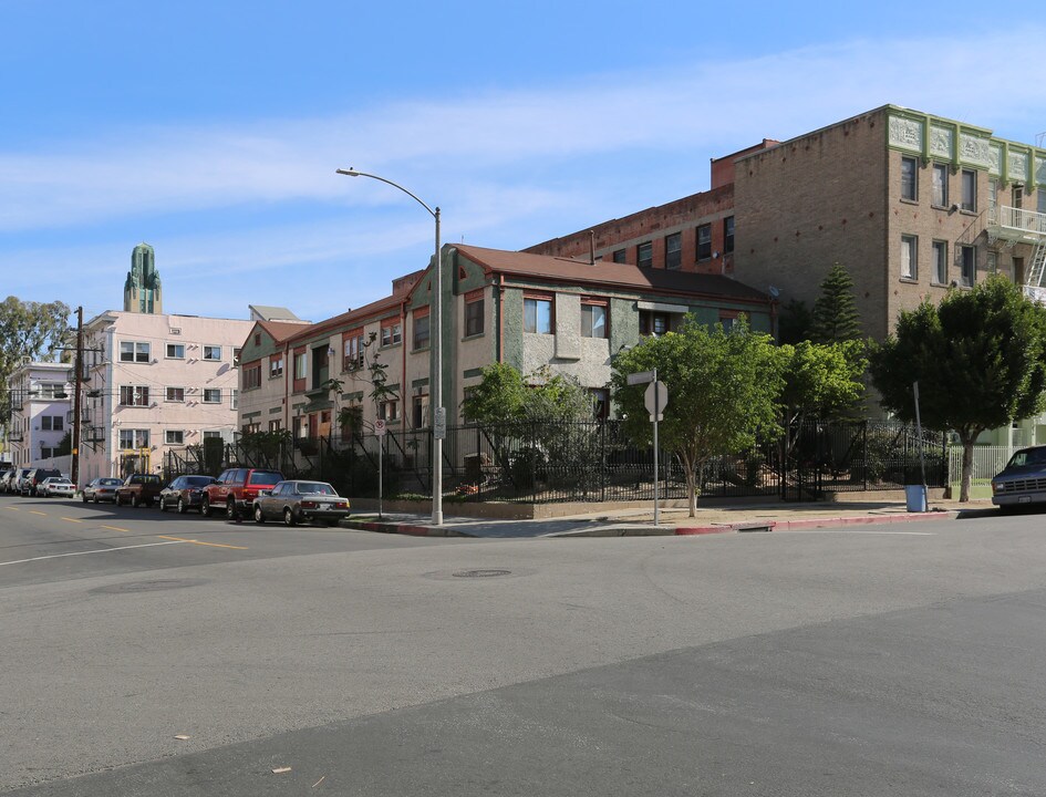 722 S Westmoreland Ave in Los Angeles, CA - Building Photo