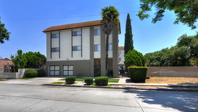 Bright Villa Apartments in Whittier, CA - Foto de edificio - Building Photo