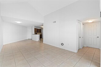 6292 NW 186th St, Unit #3XX in Hialeah, FL - Building Photo - Building Photo